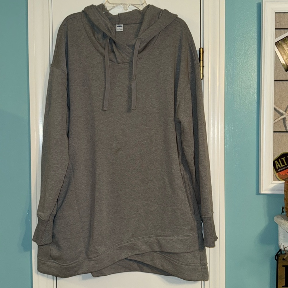 Old Navy tulip hem hoodie with side pockets